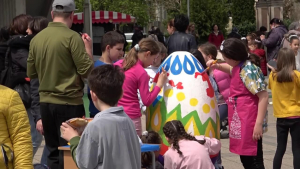 Участниците в боядисването ще бъдат посрещани от триметров Великденски заек.