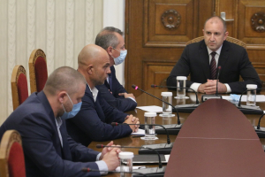 От своя страна главният секретар на МВР Ивайло Иванов заяви, че полицаите са се справили перфектно и ги поздрави за техните действия