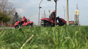 Косенето на тревните площи в Русе продължава