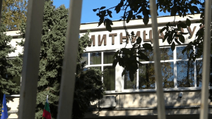 ВИДЕО: Разследват организирана престъпна група в Агенция "Митници" - Русе