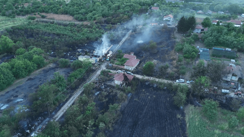 ВИДЕО: Огнената стихия в Русенско унищожи и три къщи в село Борисово