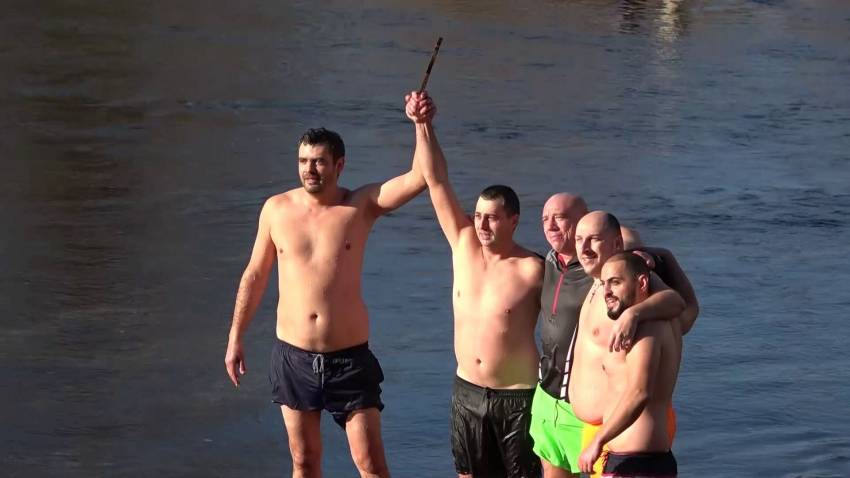 Двама мъже спасиха Богоявленския кръст в Бяла