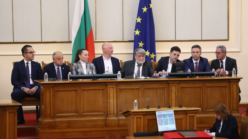 След три дни дебати и десетки гласувания: Избраха Вежди Рашидов за председател на Народното събрание