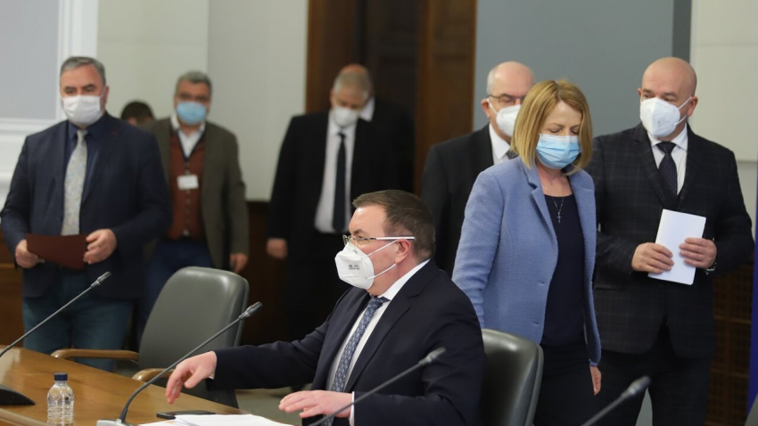 Ново затягане на мерките: Затварят заведенията, моловете и фитнесите
