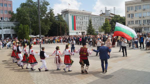 Търговище отбеляза 24 май с голямо шествие, хоро и годишни награди за образование и култура