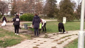 ВИДЕО: В Разград ангажираха 20 трайно безработни за аварийни дейности през декември