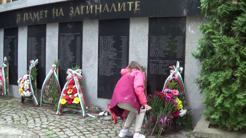 Бяла поднесе венци и цветя за Деня на Независимостта на България