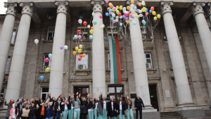 Студенти пуснаха 100 разноцветни балона пред Русенския университет за отбелязване на Международния ден на редките болести
