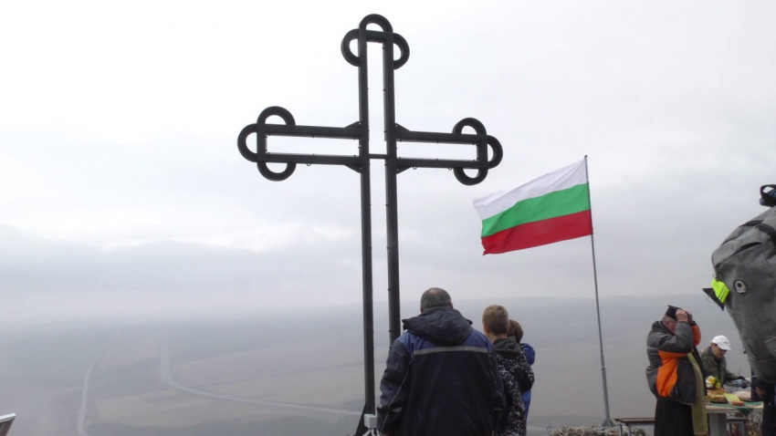 Голям кръст вече се издига в близост до магистрала &quot;Хемус&quot; край Търговище