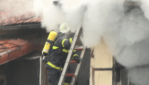 Малолетни момчета предизвикаха пожар в необитаема къща в Попово