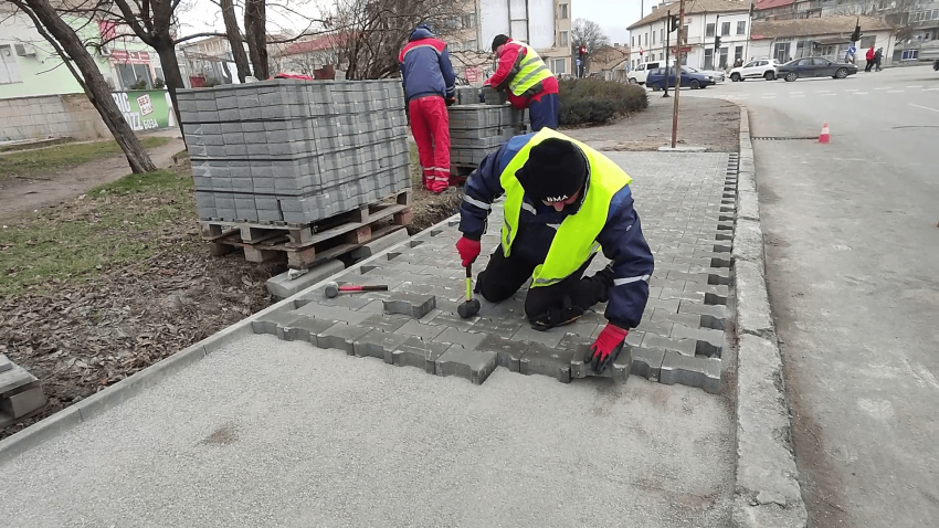 Започна ремонт на тротоарите в участък от ул. &quot;Никола Маринов&quot; в Търговище