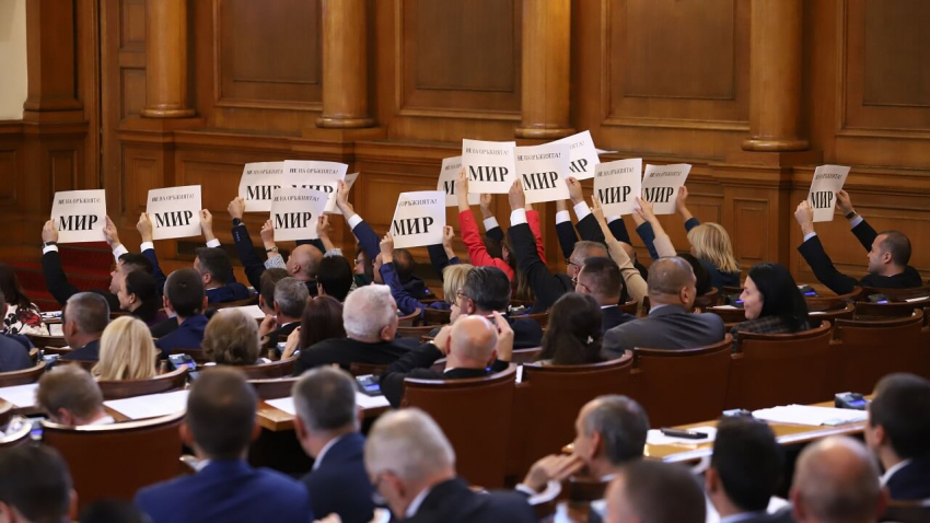 На първо четене: България ще дава оръжие на Украйна