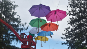 Инсталация с разноцветни чадъри украсява Разград по повод Международния ден за борба с наркотиците 