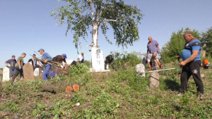 Мюсюлмани в търговищкото село Черковна се хванаха добровлно да чистят гробището за Курбан Байрама