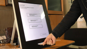Десетки жители на Търговище опитаха днес да гласуват с машина