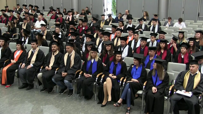 ВИДЕО: Пълните отличници и първенците на випуска в Русенския университет получиха дипломите си