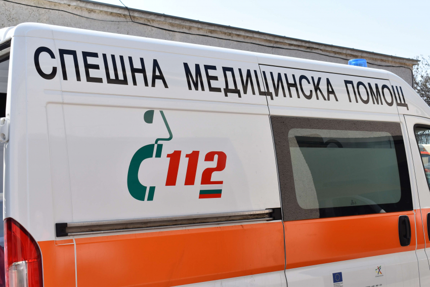 Мъж е настанен в болница след катастрофа между каруца и лек автомобил в Търговищко