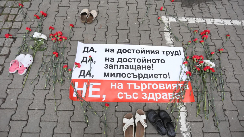 ВИДЕО: Медицински специалисти протестираха пред МЗ, министърът им отговори от Русе