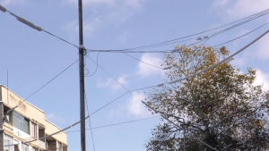Община Търговище започва процедура за премахване на висящите кабели в града