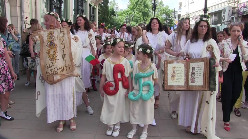 Стотици ученици и учители се включиха в празничното шествие за 24 май в Русе