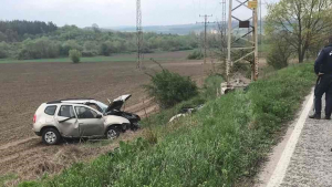 Русенска &quot;Дачия&quot; катастрофира тежко край Разград, двама мъже са в болница