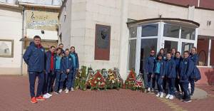 Хандбалистките на Бяла поднесоха цветя на барелефа на Васил Левски в града