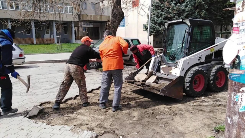 Ремонтират тротоарите на улица &quot;Георги Бенковски&quot; в Търговище