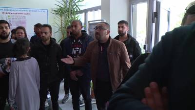 ВИДЕО: Напрежение в болницата в Русе: Близки на починалата родилка търсиха лично обяснение за случилото се