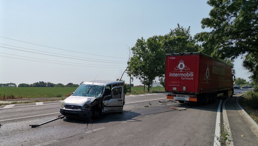 Трима пострадаха при тежка катастрофа между ТИР и лека кола на изхода на Русе към Бяла