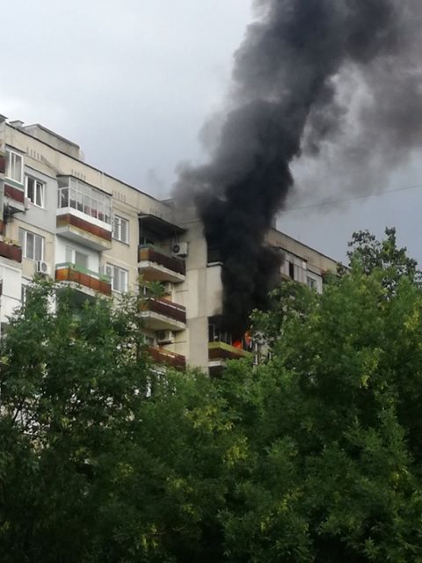Голям пожар избухна в блок &quot;Иван Дечев&quot; в Русе /ВИДЕО/