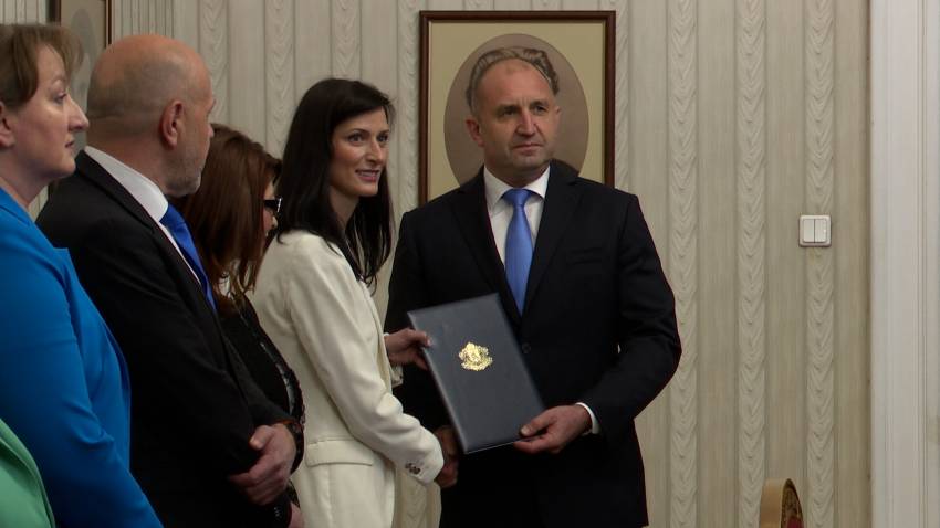 Президентът връчи първия мандат за съставяне на правителство на Мария Габриел