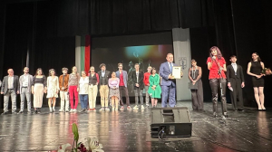Отличията бяха връчени от кмета на Община Русе Пенчо Милков и председателя на Общинския съвет акад. Христо Белоев.