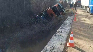 Тежка катастрофа с автовоз край Бяла по чудо се размина без жертви