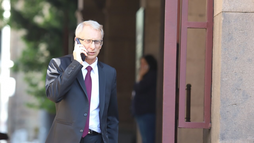 Над 600 паралелки от училищата вече са минали на онлайн обучение заради COVID-19