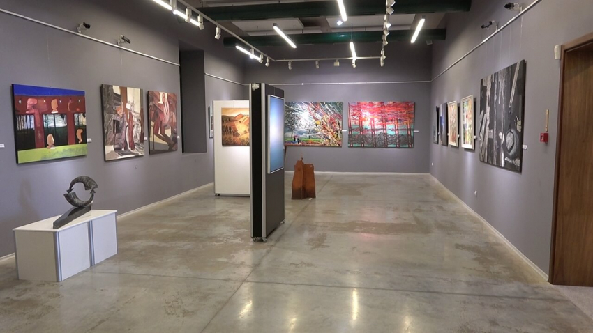 ВИДЕО: В Разград показват кураторската изложба &quot;Среща на поколенията - Слънце и звезди&quot;