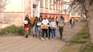 Деца от търговищко училище дариха хранителни продукти на хора с психични затруднения