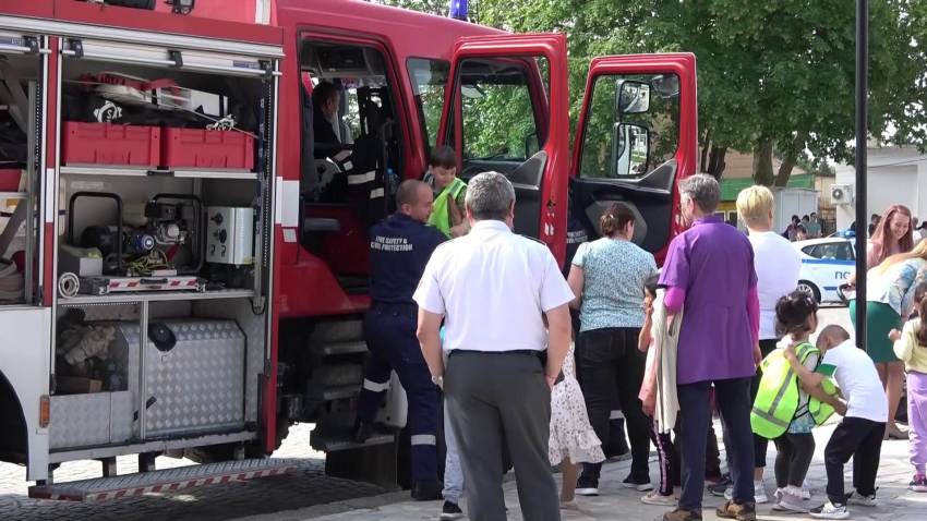 Полицията и пожарната в Две могили правиха демонстрации на децата за техния празник