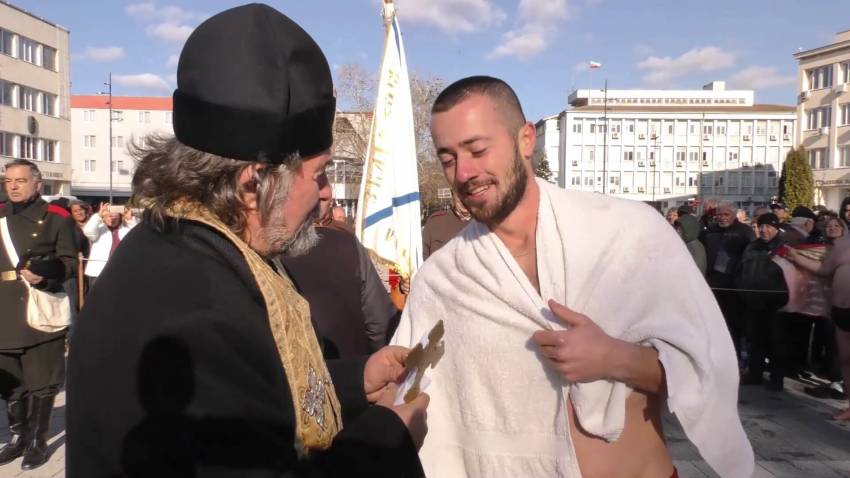 Треньор по тенис спаси Богоявленския кръст в Търговище