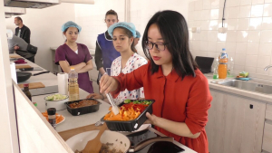 Ученици от Търговище се учиха да готвят автентична китайска храна