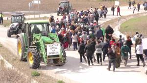 Производители на ягоди и малини блокираха пътя Разград - Търговище в знак на протест
