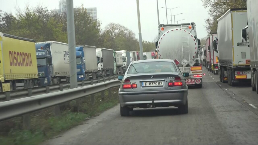 ВИДЕО: Отново огромни опашки от ТИР-ове тормозят трафика в района на Дунав мост при Русе