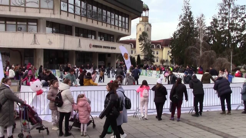 Ледената пързалка в Разград се радва на засилен интерес