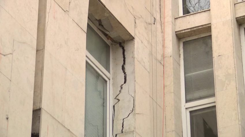 ВИДЕО: Пропада основна сграда на Стопанската академия в Свищов