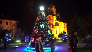 ПЛЮС + : С тържество и много настроение в Бяла запалиха светлините на Коледната елха