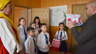 Баба Марта и ученици от ОУ "Н.Й.Вапцаров" подариха изработени от тях мартеници на кмета на Разград