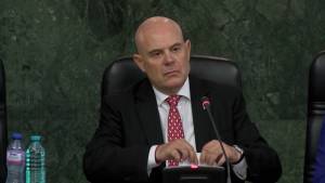 Главният прокурор демонстративно скъса листа с оставката си