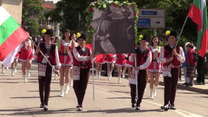 Разград отбеляза 24 май с отдаване на почит, голямо шествие и хоро на площада