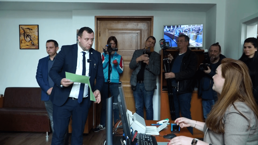 ВИДЕО: Внесоха първи вот на недоверие срещу кабинета &quot;Желязков&quot;