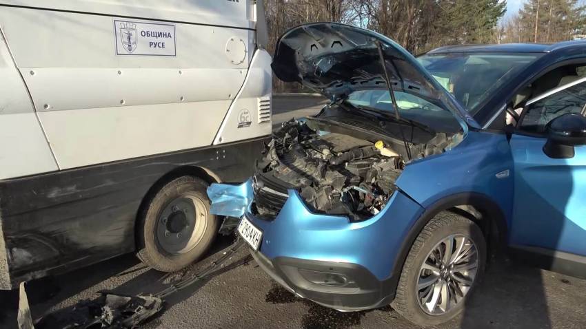 Трима пострадаха при катастрофа между кола и почистващ автомобил в Русе