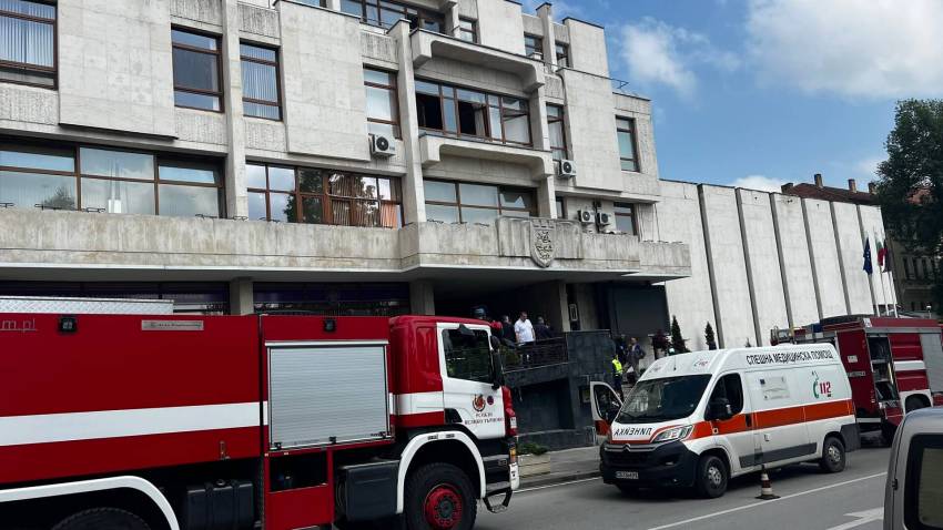 ВИДЕО: Пожар избухна в сградата на Община Велико Търново, пострадаха двама